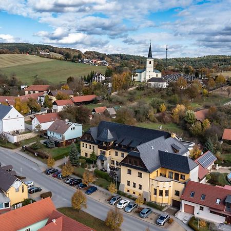 Valassky Hotel A Pivni Lazne Ogar Лугачовіце Екстер'єр фото