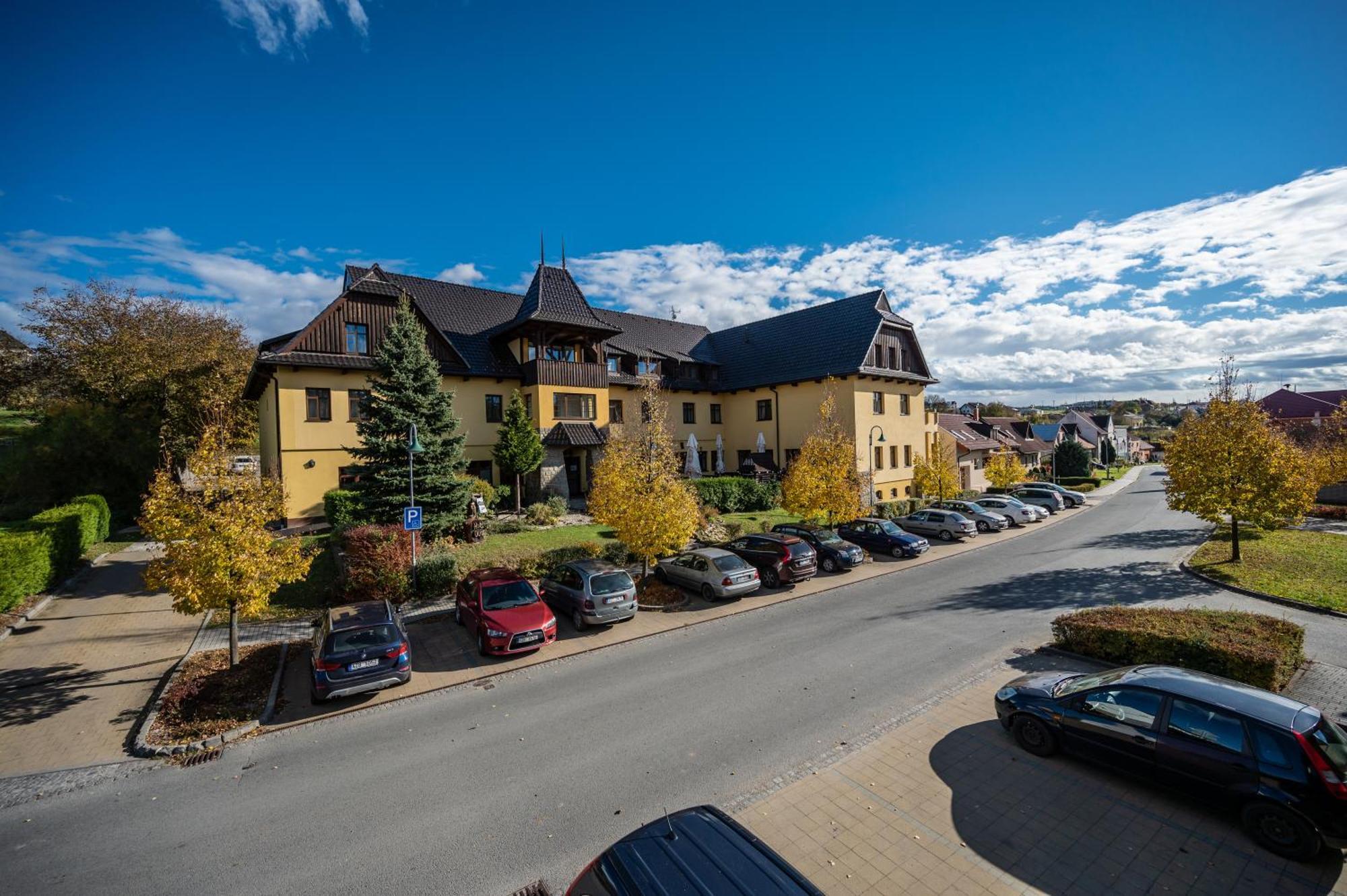 Valassky Hotel A Pivni Lazne Ogar Лугачовіце Екстер'єр фото