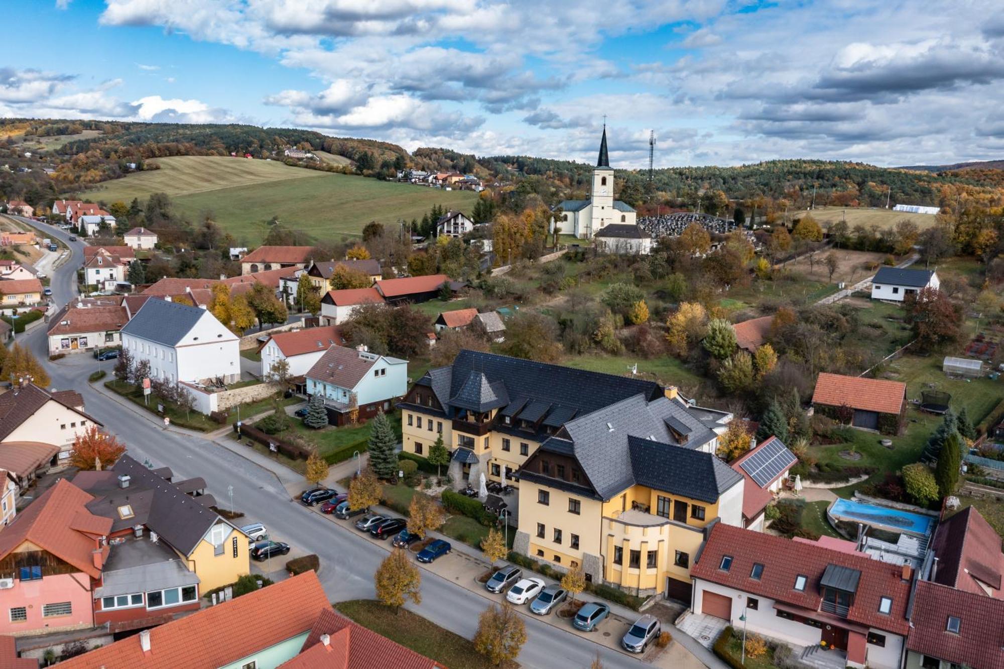 Valassky Hotel A Pivni Lazne Ogar Лугачовіце Екстер'єр фото